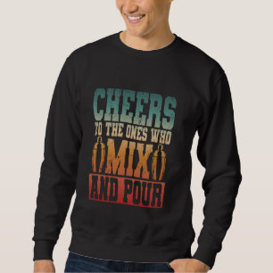 Barkeeper mit Barkeeper, der Mischung beibehält un Sweatshirt