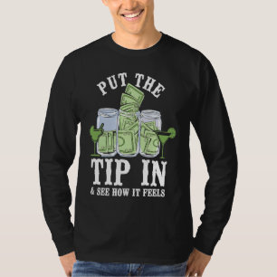 Barkeeper Mixologe setzen den Tipp ein und sehen,  T-Shirt