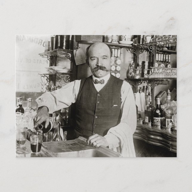 Barkeeper Pouring Drink, 1910 Postkarte (Vorderseite)