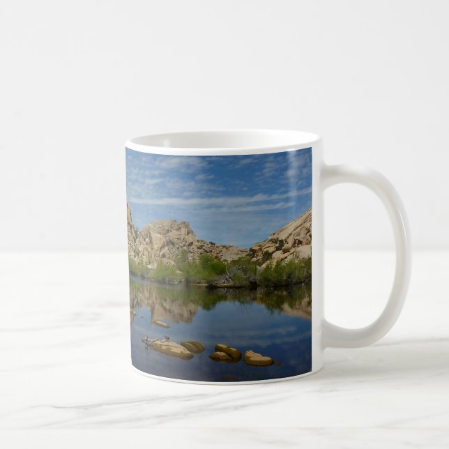 Barker Dam Reflection bei Joshua Tree I Tasse (Rechts)