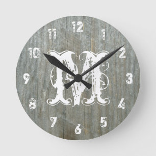 Barn Wood Inspired Monogram Clock Runde Wanduhr