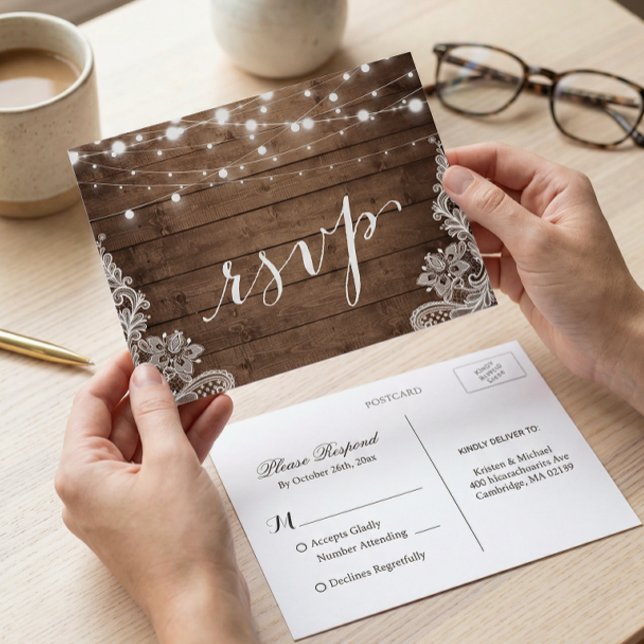 Barn Wood Twinkle Lights Lace Rustic Wedding RSVP Einladungspostkarte (Von Creator hochgeladen)