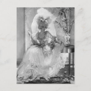 Baroness im Hochzeitskleid Postkarte