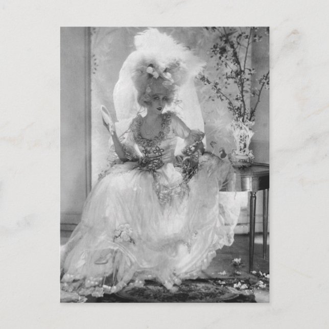 Baroness in Hochzeitskleid Postkarte (Vorderseite)