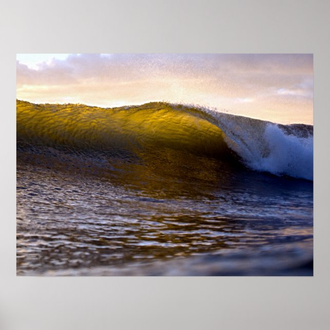 Barrel Surf Wave im Sonnenuntergang des Ozeans Poster (Vorne)