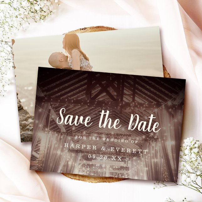 Barrennen mit String Lights Rustikale Hochzeit Save The Date (Announce your special day in style with this charming Rustic Barn Wedding Save the Date card!)