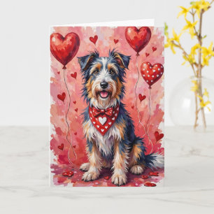 Bartcollie-Valentins-Hund sitzt mit Herzen Karte