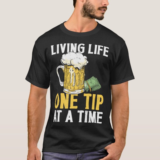 Bartender Mixologist Living Life One Tip At A Time T-Shirt (Vorderseite)