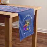 Baruch Atah Adonai CUSTOMIZABLE | Chanukah Kurzer Tischläufer<br><div class="desc">Eleganter Mittelblauer CHANUKAH Tischläufer, der mit farbenfrohen Star of David in einem gefliesten Muster gezeigt wird. An beiden Enden gibt es ein Design einer menorah, Star of David und dreidel plus CUSTOMIZABLE TEXT, dass CHANUKAH BLESSINGS und BARUCH ATAH, ADONAI (gesegnet sind Sie, o Herr), die Sie mit Ihrem eigenen Gruß...</div>