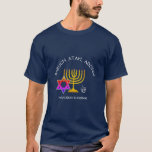 BARUCH ATAH ADONAI | Hanukkah Blessings T-Shirt<br><div class="desc">Moderner, stilvoller HANUKKAH BLESSINGS T - Shirt. Design zeigt ein goldfarbenes MENORAH mit bunten DAVID STAR und silbergrauer DREIDEL. Oben steht ein kurviger Text, in dem es heißt: BARUCH ATAH, ADONAI (Gesegnet bist du, o Gott) und unter dem Text liest HANUKKAH BLESSINGS VON UNSERER ZUHAUSE ZU IHNEN. ALL TEXT IST...</div>