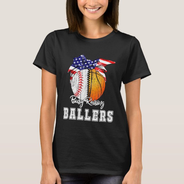 Baseball Basketball Mom Busy Raising Ballers Ameri T-Shirt (Vorderseite)