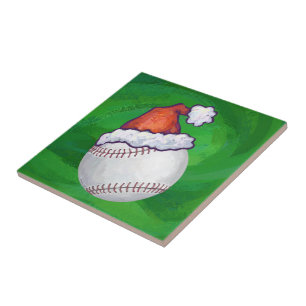 Baseball in Weihnachtsmannmütze über Grün Fliese