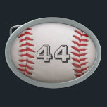 Baseball mit benutzerdefinierbarer Nummer Ovale Gürtelschnalle<br><div class="desc">Ein Makrofoto eines nagelneuen Baseballs mit roter Naht. Perfektes Geschenk für den Baseball- oder Softball-Sportfan.</div>