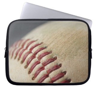 Baseball mit Schlagzeichen. Laptopschutzhülle