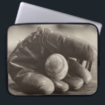 Baseball Nostalgie - Mitt und Baseball Laptopschutzhülle<br><div class="desc">"Baseball Nostalgia I" von Judy B. Messer. Enthält ein sepia-ähnliches Foto eines Baseball-Mitts und Baseballs.</div>