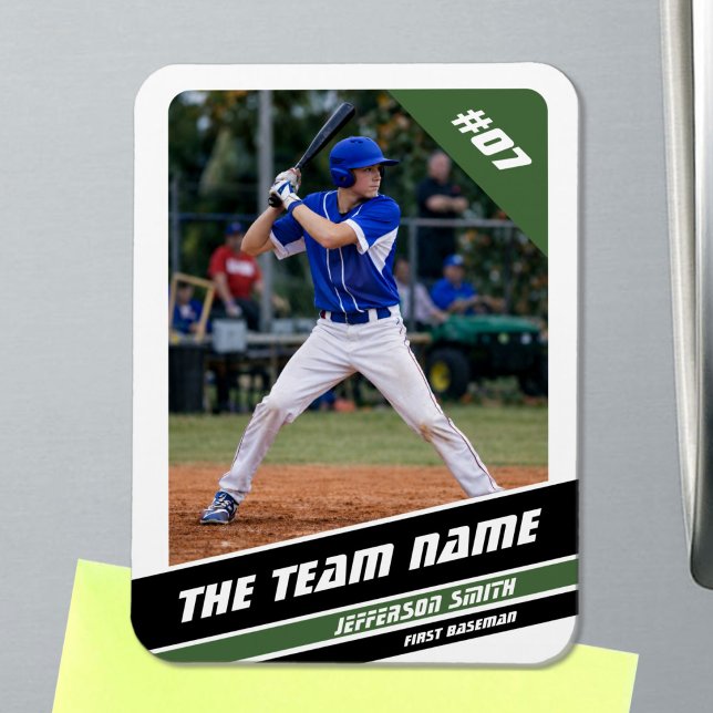 Baseball-Player, individuell einstellbar, Weißgrün Magnet (Baseball Player Magnet in White with Custom Team Name and Black Green Stripes)