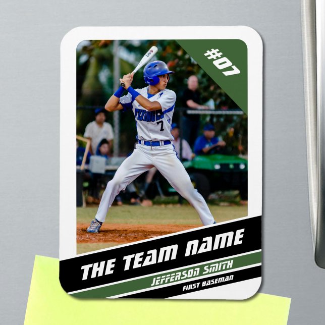 Baseball-Player, individuell einstellbar, Weißgrün Magnet (Baseball Player Magnet in White with Custom Team Name and Black Green Stripes)