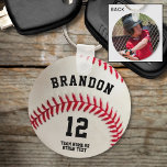 Baseball Player Name Number Foto Personalisiert Schlüsselanhänger<br><div class="desc">Erstellen Sie einen personalisierten Foto-Schlüsselanhänger für den bekannten Baseballspieler, Coach oder Spielerfan. Personalisieren Sie das Foto mit Namen, Jersey-Nummer, Teamname oder anderen benutzerdefinierten Texten auf der einen Seite und einem Vollblutdruck auf der anderen Seite. HILFE: Für Hilfe bei der Modifikation oder Personalisierung des Designs, bei Farbänderungen, bei der Übertragung des...</div>