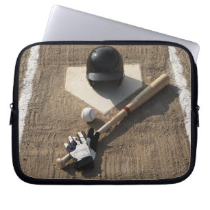 Baseball, Schläger, Schlagenhandschuhe und Laptopschutzhülle