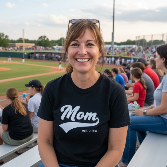 Baseball Schriftart Style Junge Mutter mit dem eta T-Shirt (Baseball Cursive Font With Swash Under Personalied Mom Established Year Black Baseball Mom T-shirt)