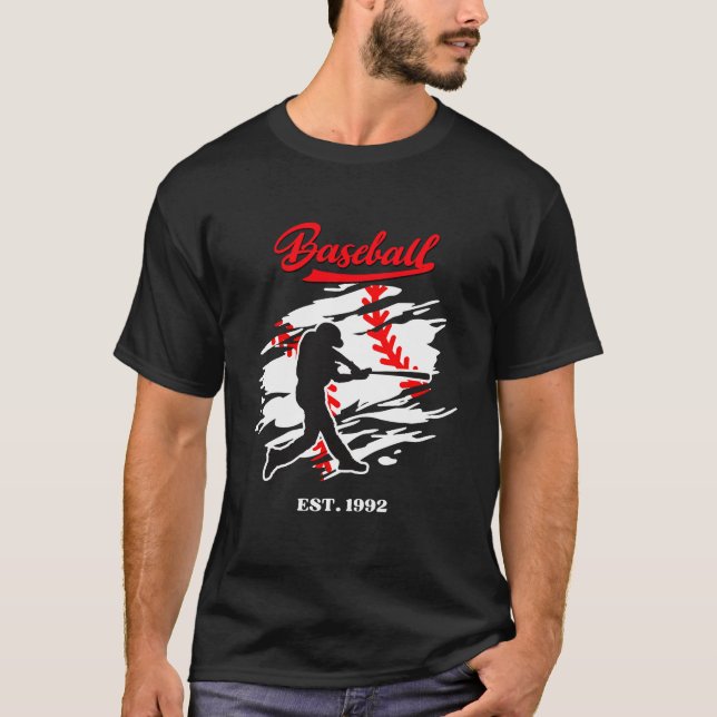 Baseball Silhouette Graphic Design – EST. 1992 T-Shirt (Vorderseite)