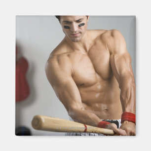 Baseball-Spieler mit bloßem Kasten aufwärmend mi Magnet