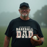 Baseball Vater Personalisierter Vater Tag T-Shirt<br><div class="desc">Vintages Baseball Vater T Shirt - Feiern Sie Ihren Vater mit diesem feinen und nostalgischen "Baseball Vater" im Shirt-Design. Es zeichnet sich durch einen bedrückten Schriftart im Stilstil, rote Nahtdetails, die klassische Baseballnähte nachahmen, und eine Silhouette eines Schlagzeugs aus, der zum Schaukeln bereit ist. Mit Platz für personalisierte Namen direkt...</div>