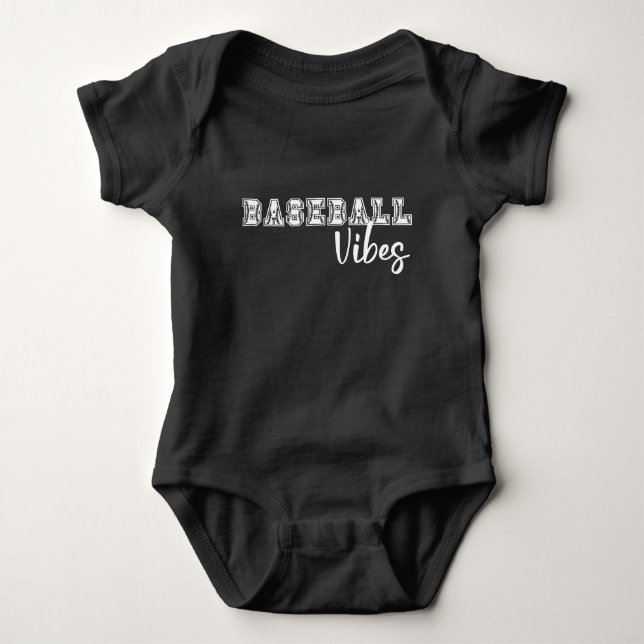 Baseball Vibes Baby Strampler (Vorderseite)