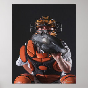 Baseballfänger, der Ball im Mitt hält Poster
