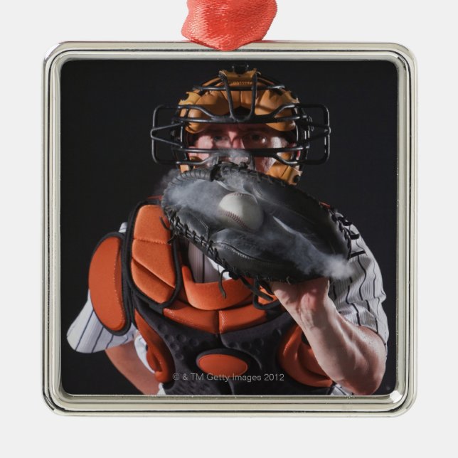 Baseballfänger, der Ball im Mitt hält Silbernes Ornament (Vorne)