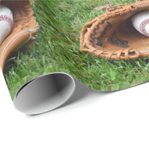 Baseballhandschuh und Baseball auf Gras drucken Geschenkpapier