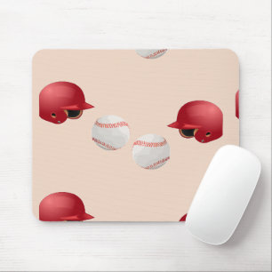 Baseballhelm und Bälle auf Mousepad
