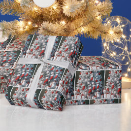 Baseballs und rote Socken auf einem Weihnachtsbaum Geschenkpapier
