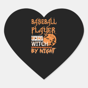 Baseballspieler bei Tag, Hexe bei Nacht Halloween Herz-Aufkleber