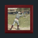 Baseballspieler in zweiter Base ausgeworfen Geschenkbox<br><div class="desc">Dieses Bild gehört zu Ken Burns' Baseballdokumentation! Ein Spieler wird in der Sekunde ausgeworfen,  wenn er sich bemüht,  die Basis zu erreichen. Das perfekte Geschenk für den Seemann in Ihrem Leben!</div>