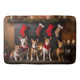 Basenji an der Weihnachtsfeier am Feuerplatz Badematte