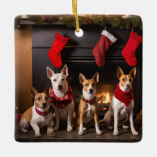Basenji an der Weihnachtsfeier am Feuerplatz Keramikornament