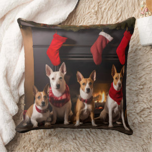 Basenji an der Weihnachtsfeier am Feuerplatz Kissen