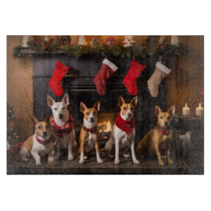 Basenji an der Weihnachtsfeier am Feuerplatz Schneidebrett