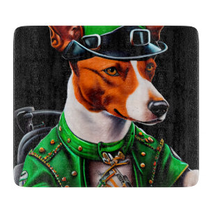 Basenji-Hund fährt Fahrrad am St. Patrick's Day Schneidebrett