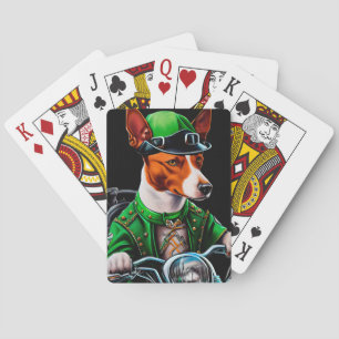Basenji-Hund fährt Fahrrad am St. Patrick's Day Spielkarten