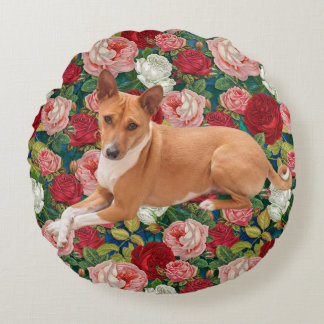 Basenji-Hund und Rosen  Rundes Kissen