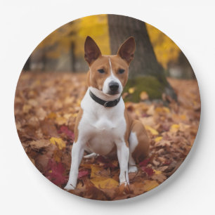 Basenji im Herbst inspiriert durch fallende Blätte Pappteller