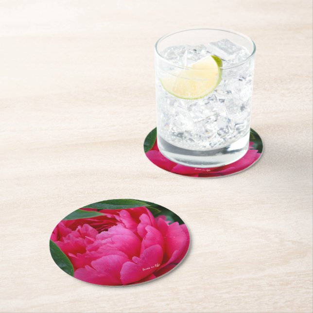 Bashful Pink Peony Runder Pappuntersetzer (Vor Ort)
