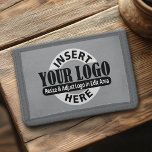 Basic Office- oder Business-Logo Tri-fold Geldbeutel<br><div class="desc">Fügen Sie Ihre Geschäftsinformationen für Produkte mit geringer Verkaufsmenge hinzu. Ein großartiges Geschenk für ein kleines Büro oder ein einzigartiges Geschenk.</div>
