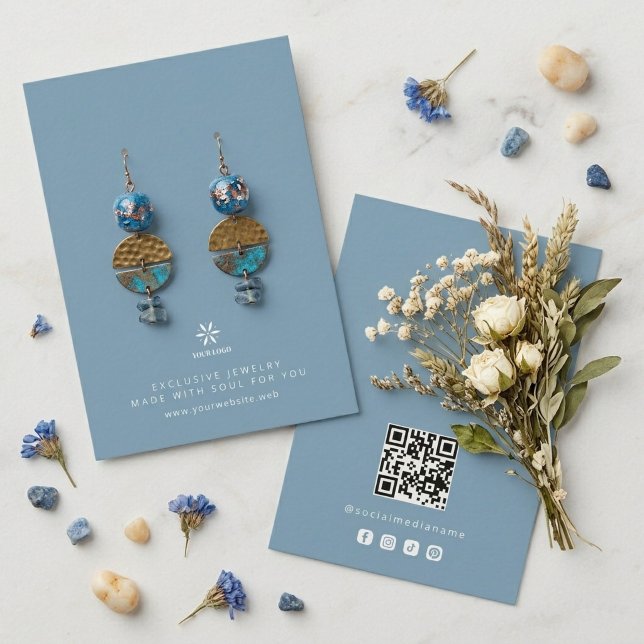 Basics Dusty Blue Schmuck Display Logo TMF26 Visitenkarte (Basic Minimalist Dusty Blue Jewelry Display Card Template, featuring Business Logo.)