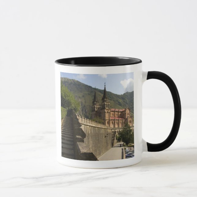 Basilica de Covadonga, Nordwestspanien. Tasse (Rechts)