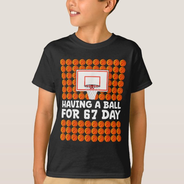 Basketball 67th Day Of School 67 Days Six Seven Me T-Shirt (Vorderseite)
