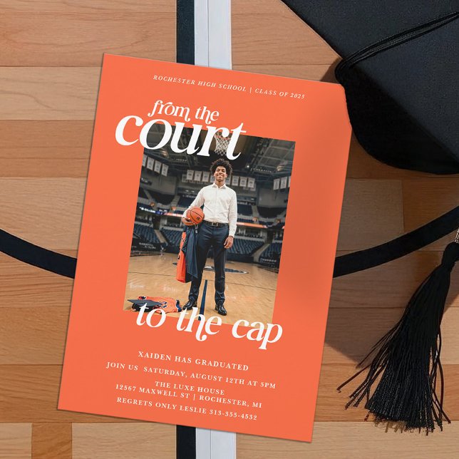 Basketball Abschluss Court zur Cap Einladung (Basketball Graduation Party Invitation. From the Court to the Cap. )