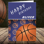 Basketball Ball Sports Modernes Glück Geburtstag K Karte<br><div class="desc">Basketball Ball Sports Pattern Moderne Happy Birthday Kid Card. Moderne Basketball-Geburtstagskarte für einen Jungen oder ein Mädchen,  das Basketball Liebe. Basketballmuster mit verschiedenen orangefarbenen Basketballbällen in dunkel lila Farbe. Personalisieren Sie mit Ihrem Namen und Alter auf dem größten Ball.</div>